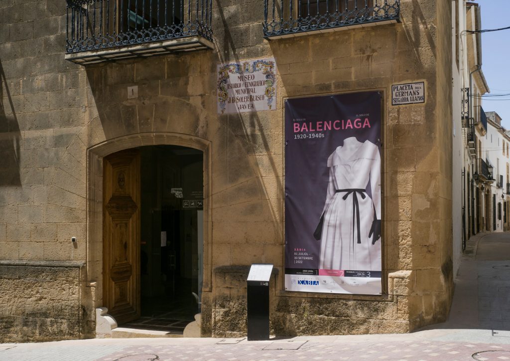 Imagen de la lona situada en el exterior de uno de los edificios de la exposición en Jávea