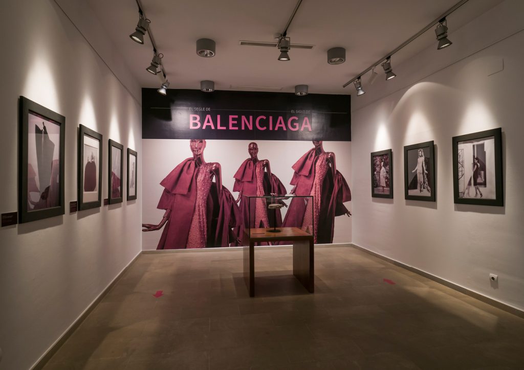 Fotografía del resultado de la exposición sobre Balenciaga