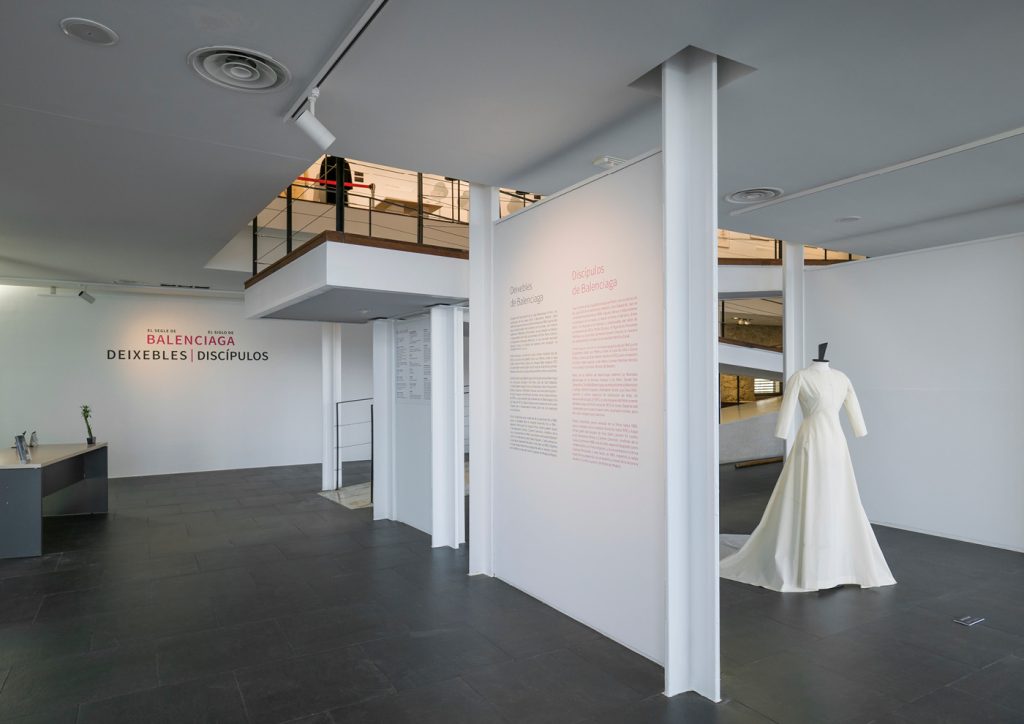 Fotografía del resultado de la exposición sobre Balenciaga