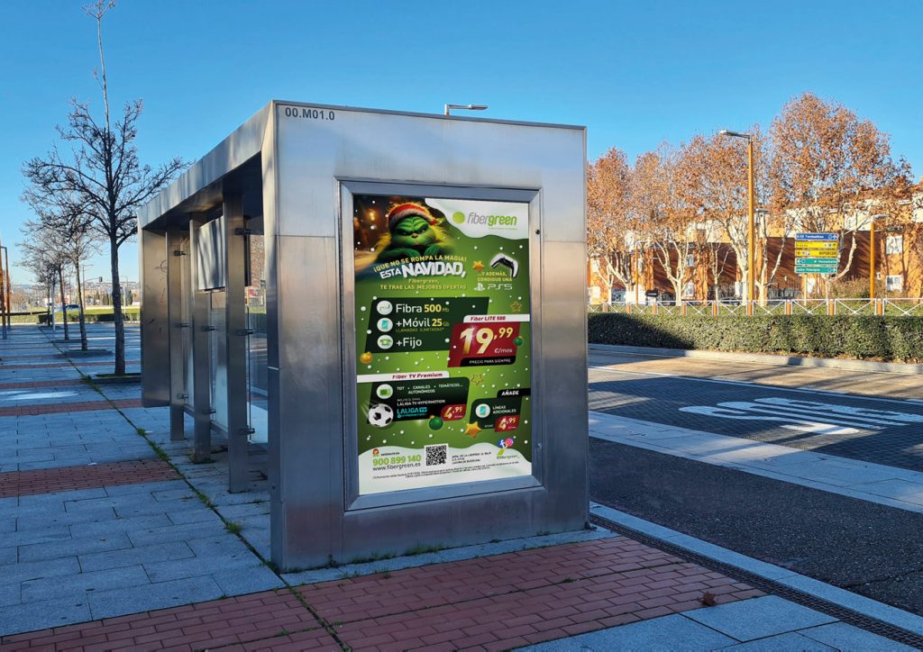 Panel publicitario de Fibergreen en una parada de bus