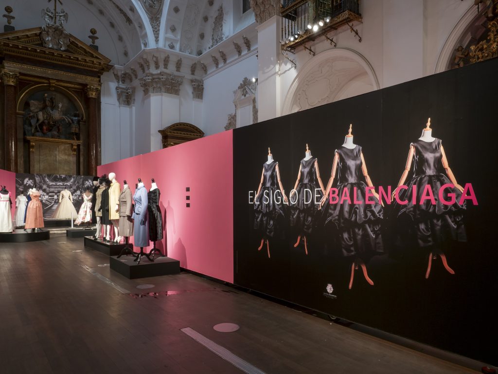 Exposición Balenciaga diseño expositivo Valladolid