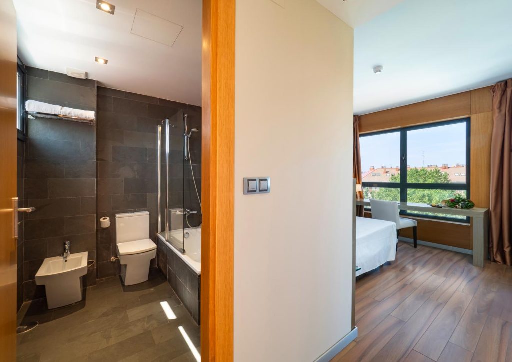 Habitaciones y baño del Hotel Duero